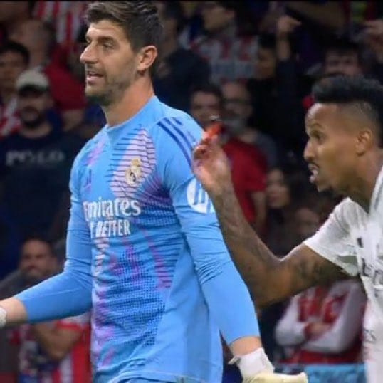 Real Madrid chia điểm Atletico vì 'quả đắng phút bù giờ', derby rực lửa cùng thẻ đỏ và CĐV quá khích - Ảnh 1.