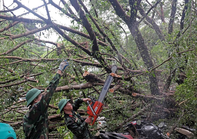 Hà Nội huy động hơn 100 công nhân môi trường dọn dẹp vệ sinh các tuyến phố nội đô - Ảnh 11.