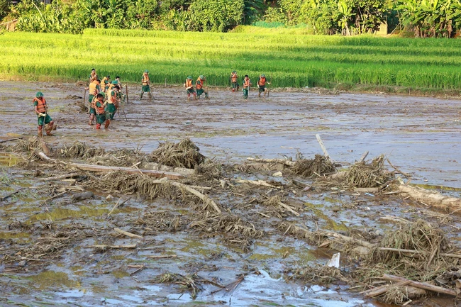 Thủ tướng Phạm Minh Chính thị sát tìm kiếm nạn nhân tại nơi sạt lở kinh hoàng - Làng Nủ, Lào Cai - Ảnh 5.